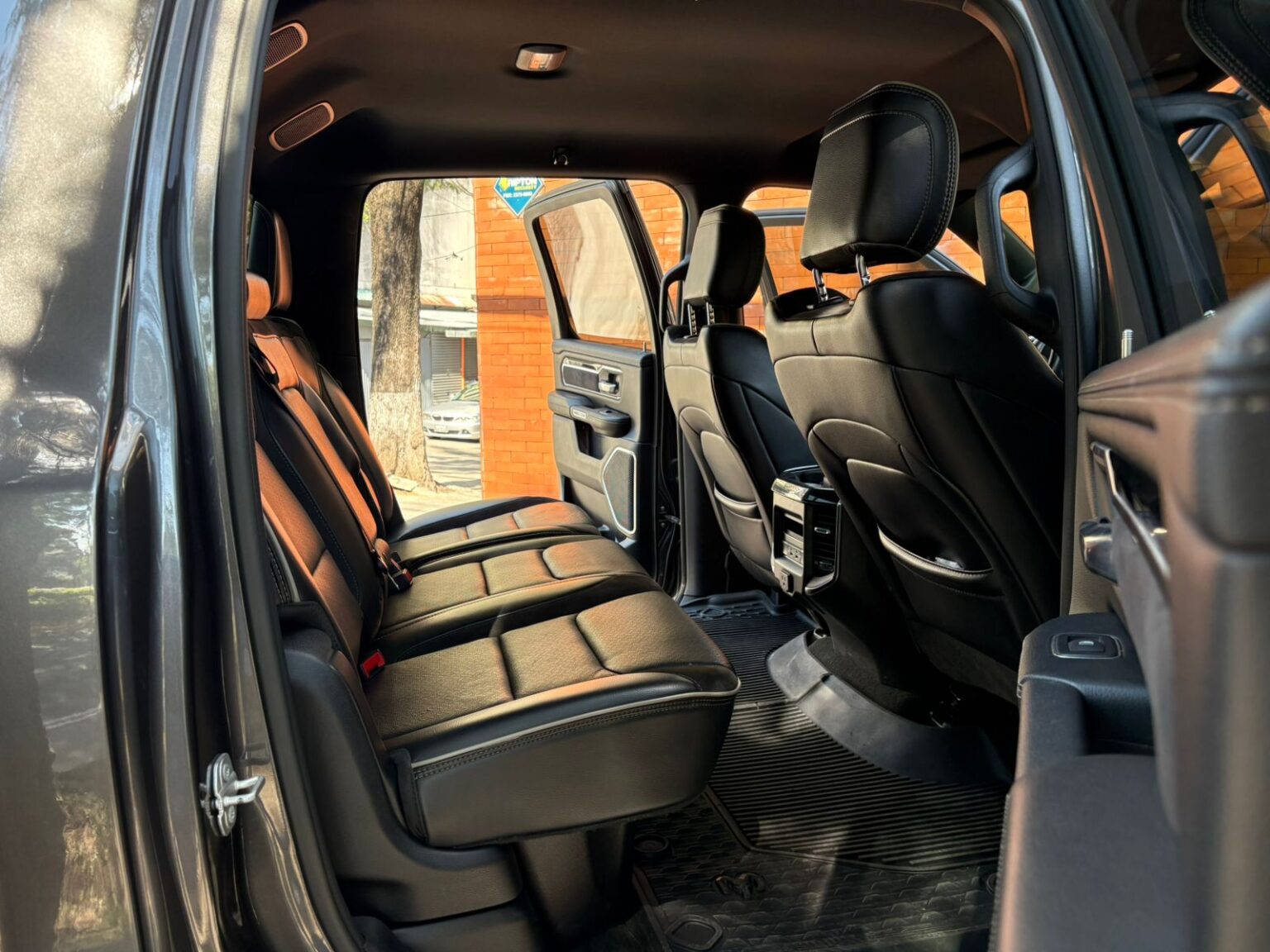 Ram-Ram1500-Laramie-2020-403HPJ (11)