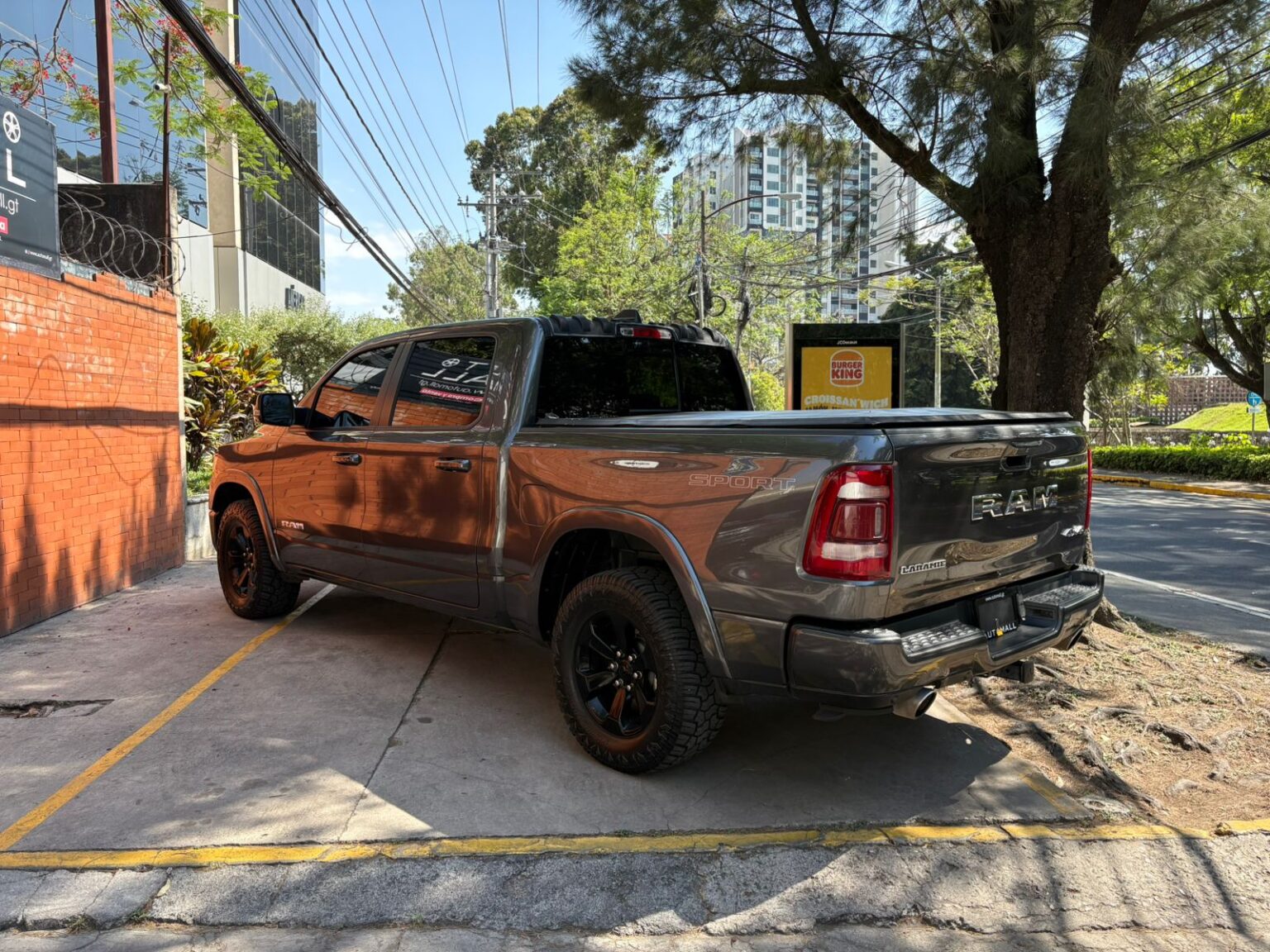 Ram-Ram1500-Laramie-2020-403HPJ (14)