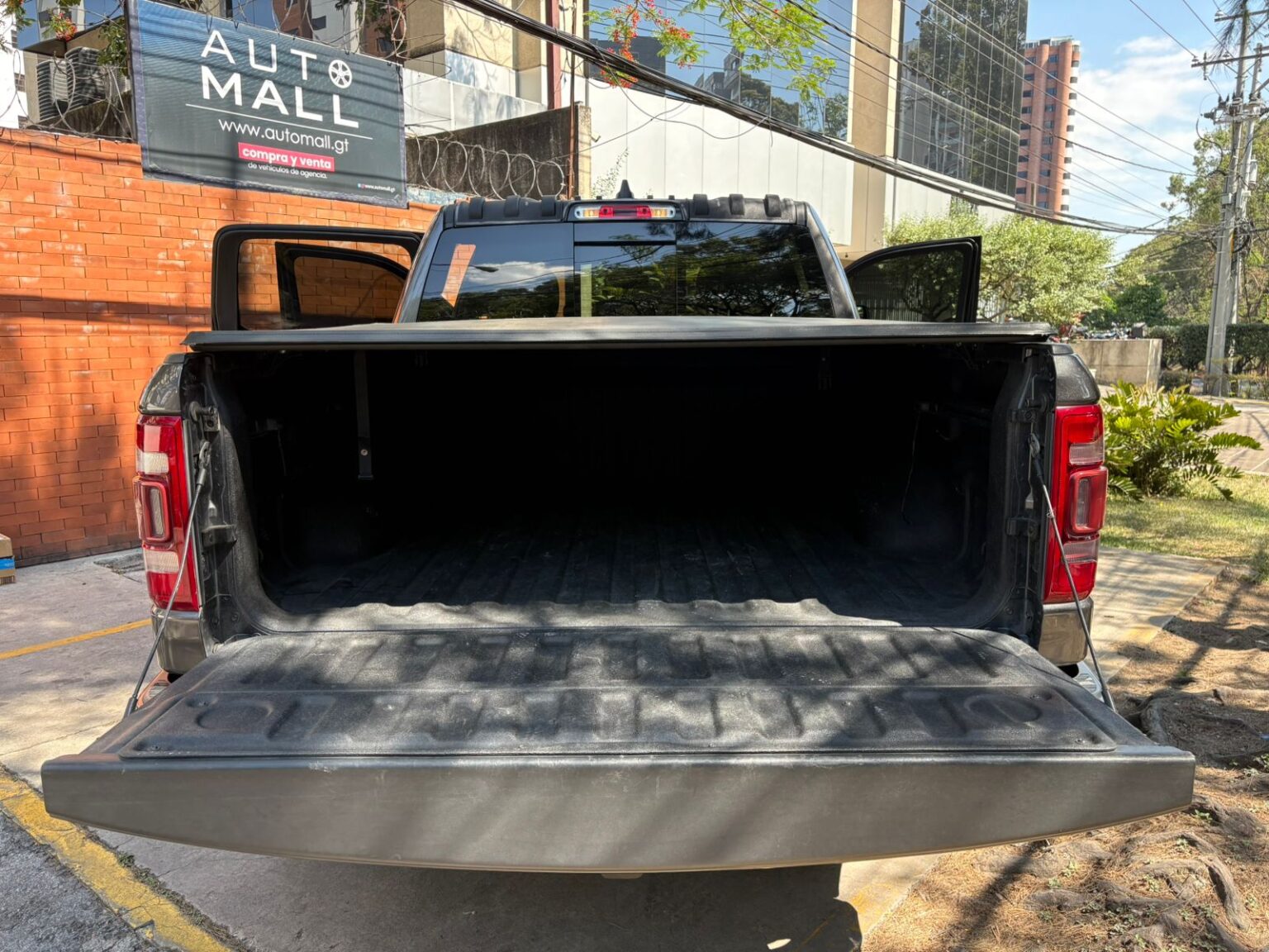 Ram-Ram1500-Laramie-2020-403HPJ (17)