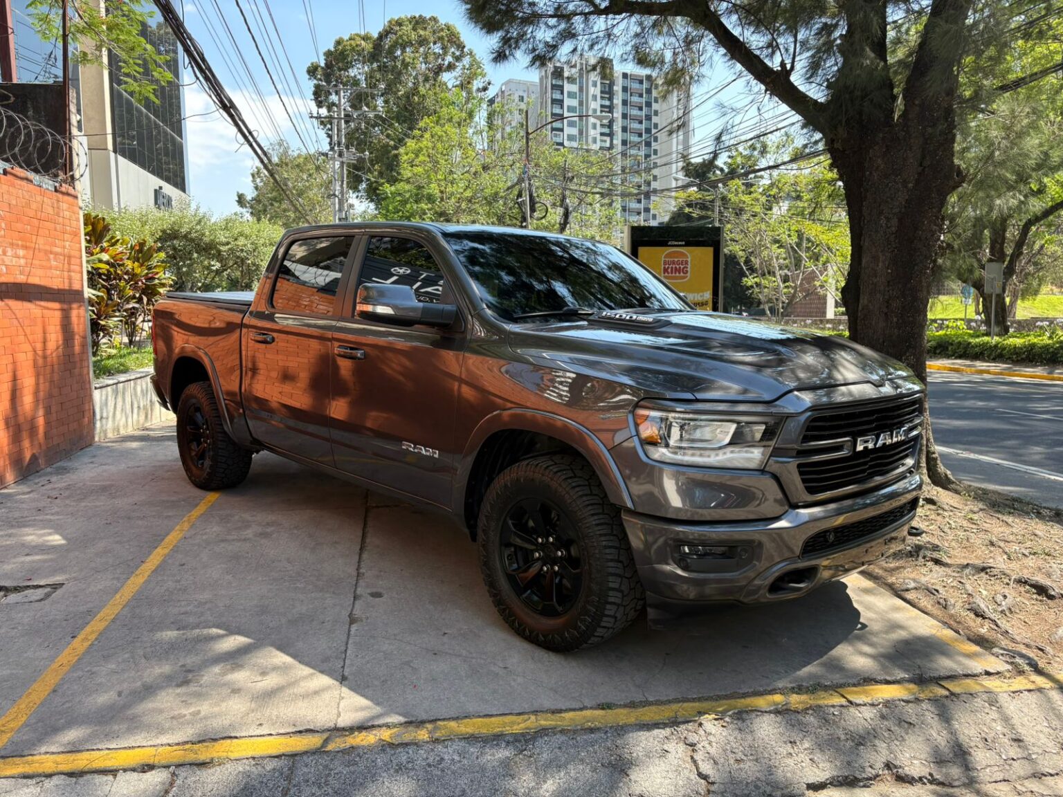 Ram-Ram1500-Laramie-2020-403HPJ (2)