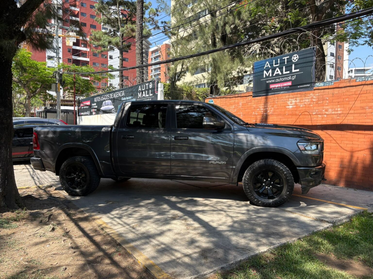 Ram-Ram1500-Laramie-2020-403HPJ (3)