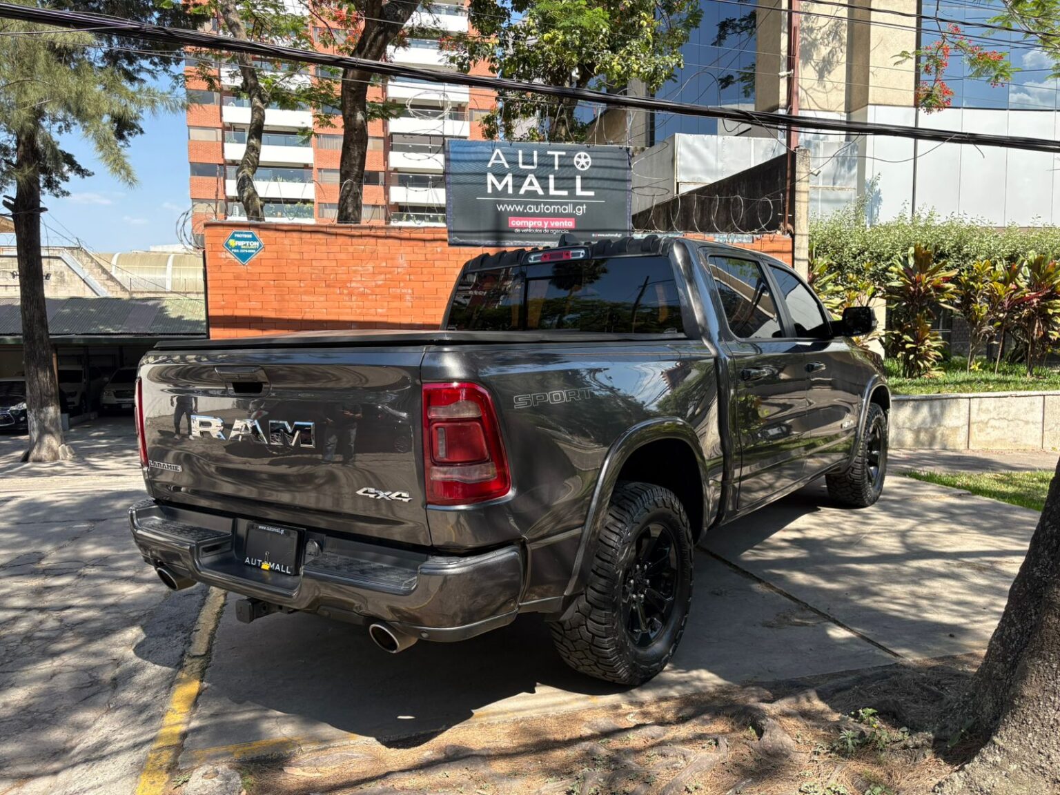 Ram-Ram1500-Laramie-2020-403HPJ (4)