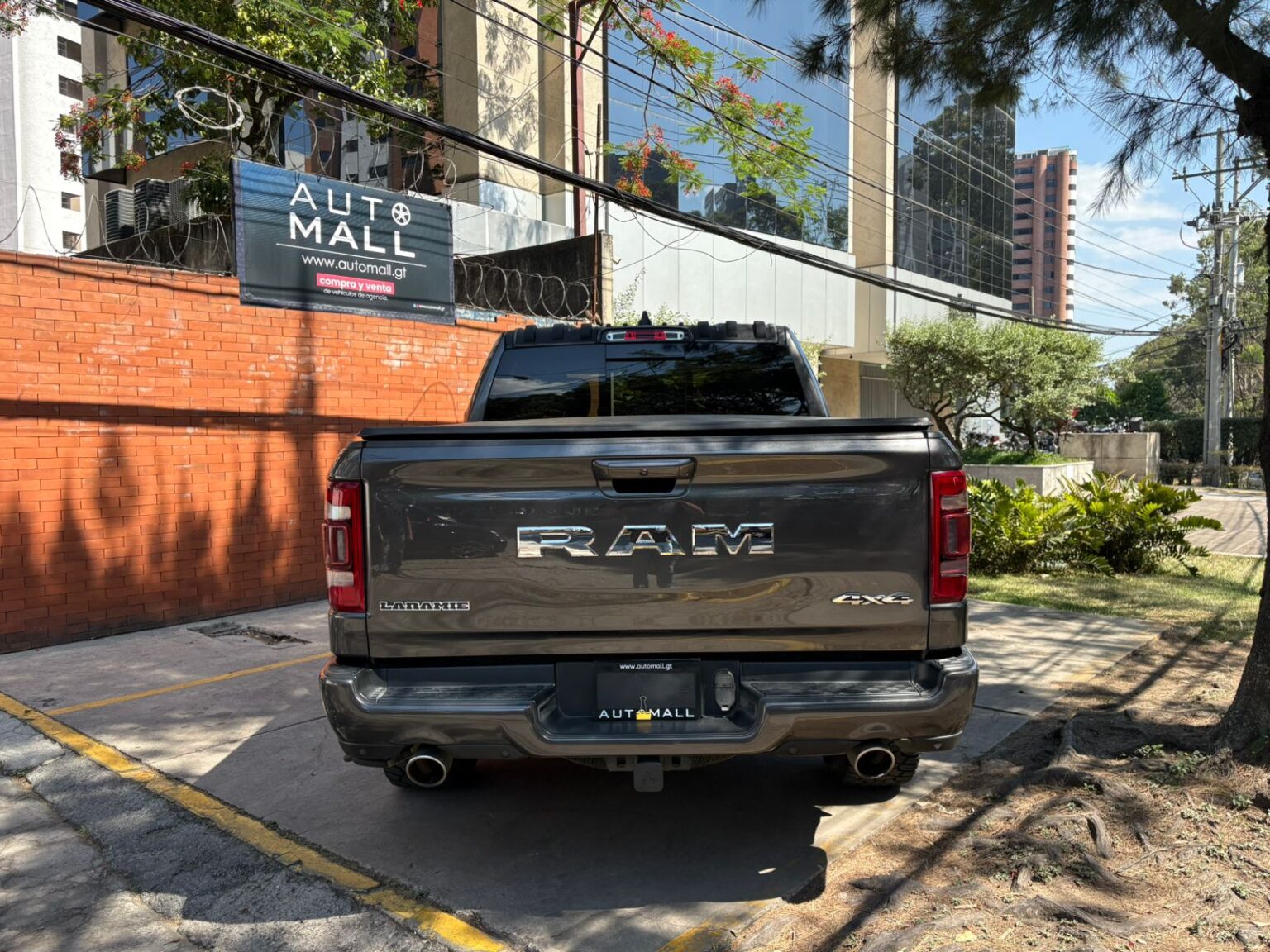 Ram-Ram1500-Laramie-2020-403HPJ (5)