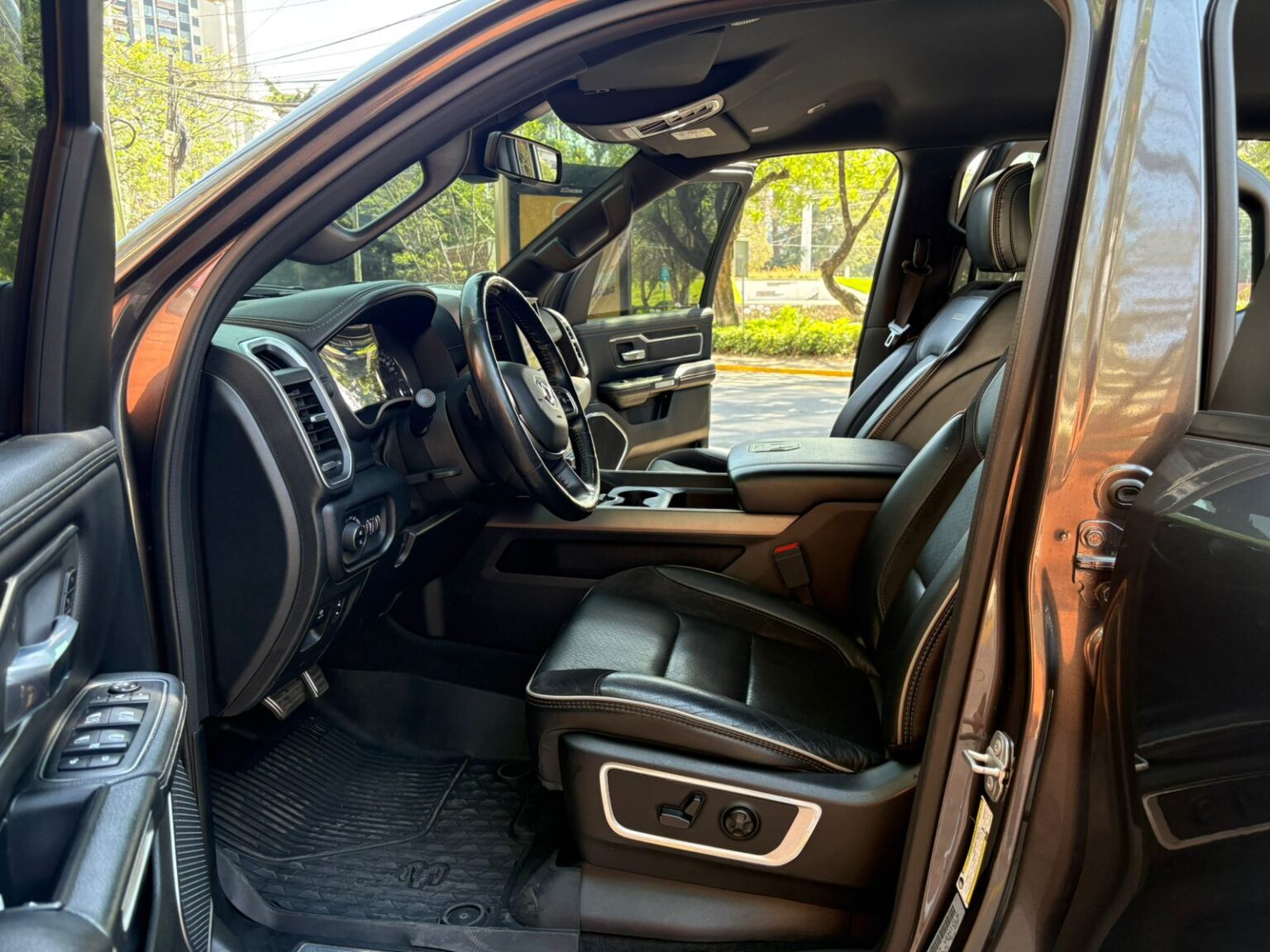 Ram-Ram1500-Laramie-2020-403HPJ (8)