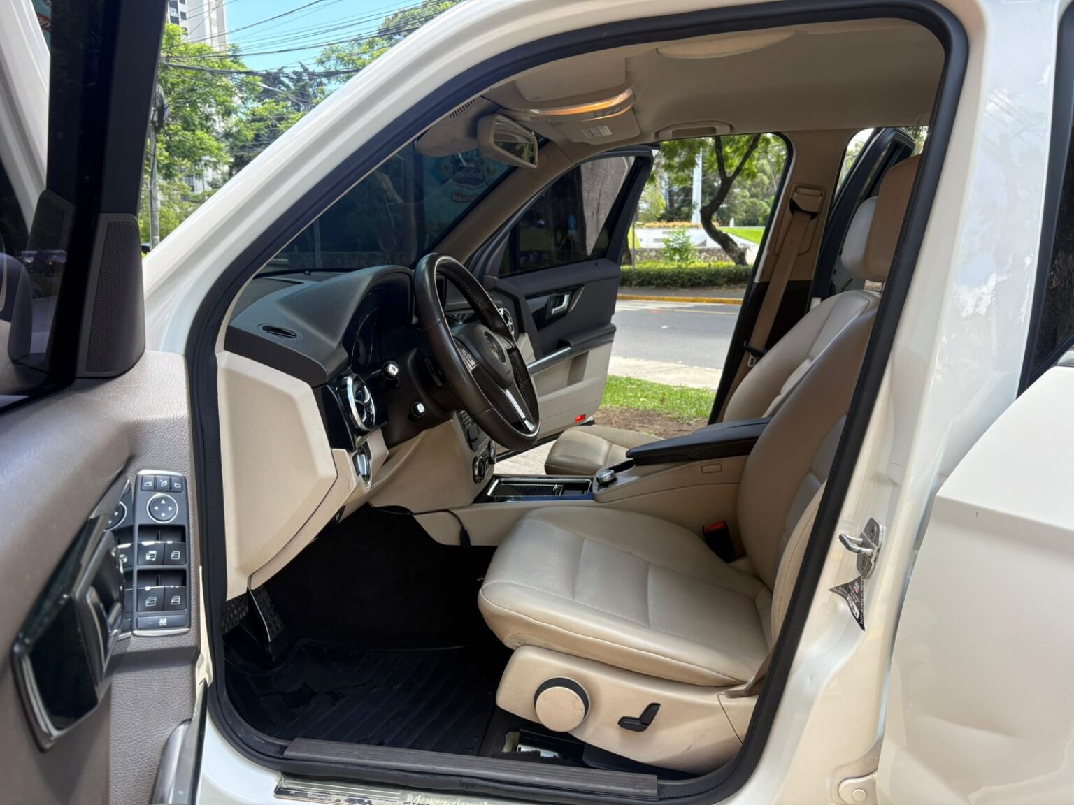Mercedes-Benz-GLK300-2013-042FLR (8)