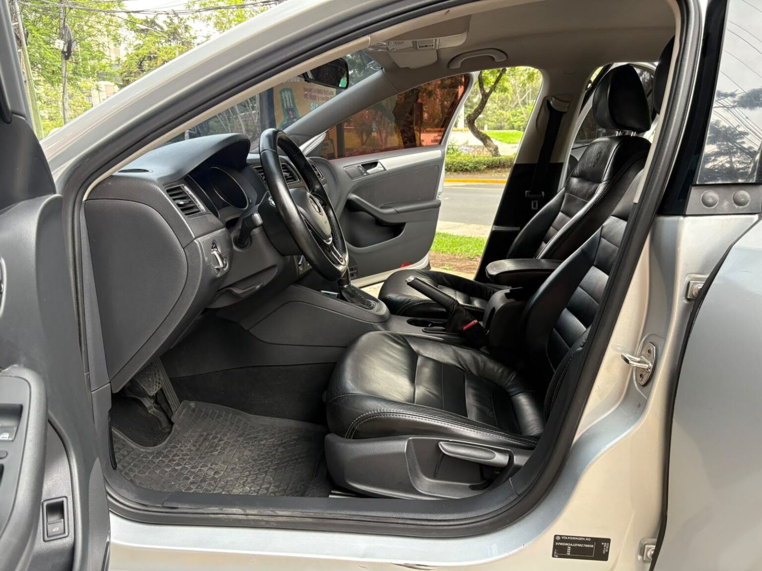 Volkswagen-Jetta-AT-2015-240FVP (8)