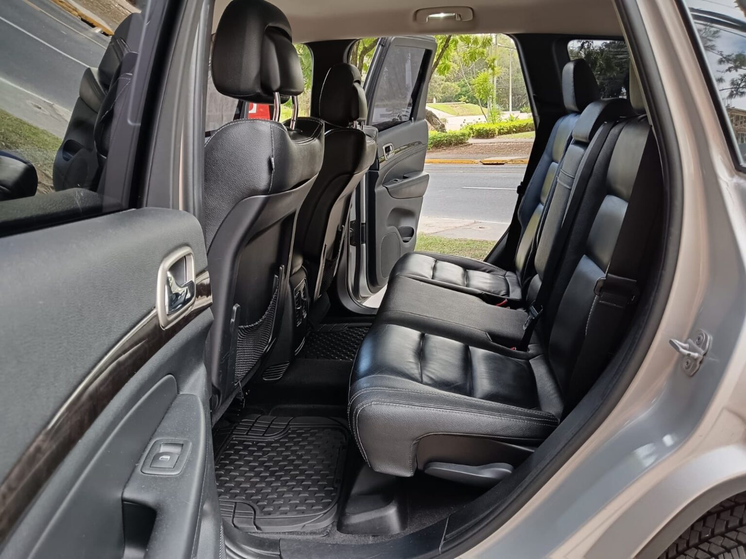 Jeep-Grand-Cherokee-Laredo-2012-505FLG (11)