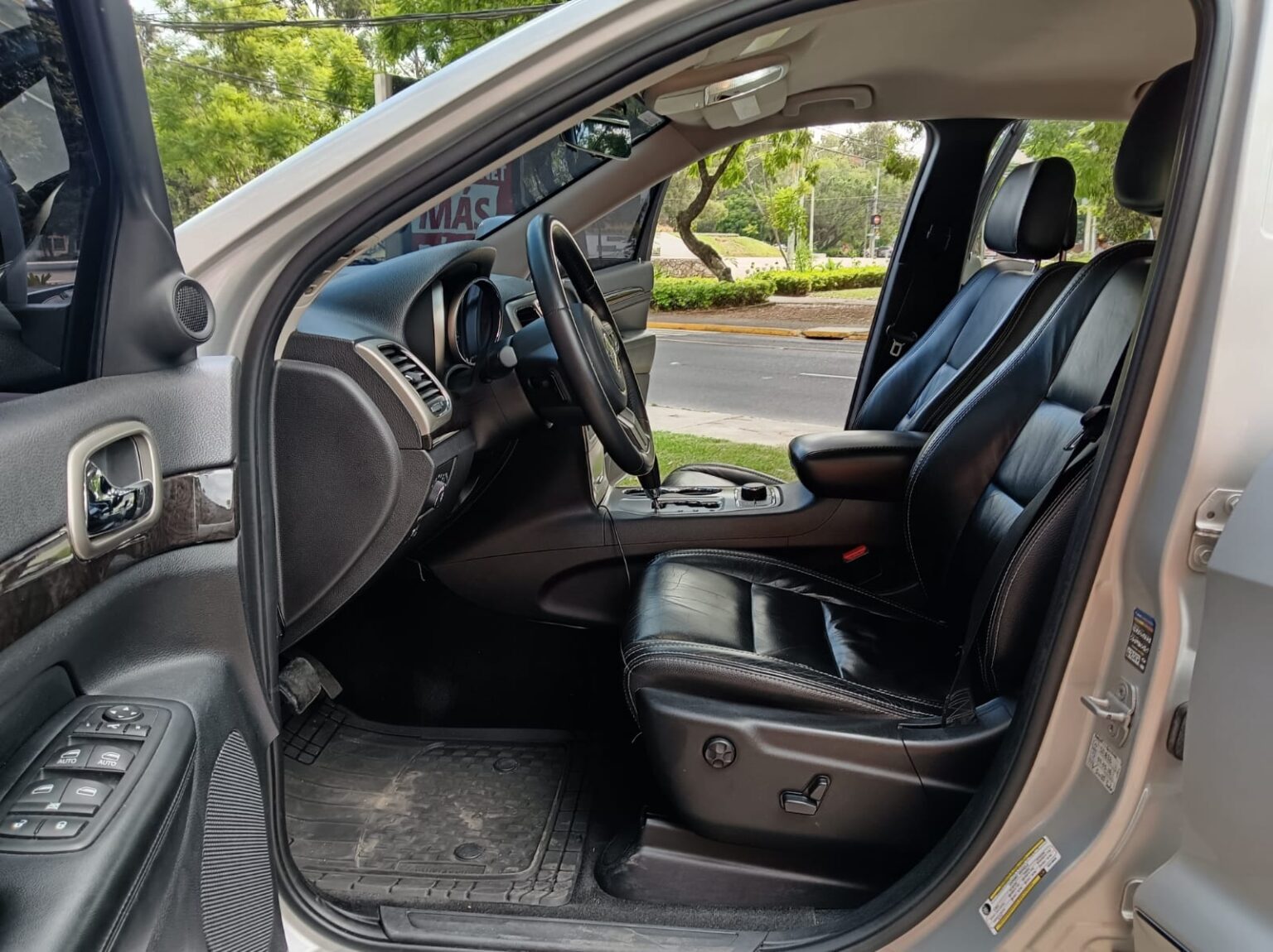 Jeep-Grand-Cherokee-Laredo-2012-505FLG (12)