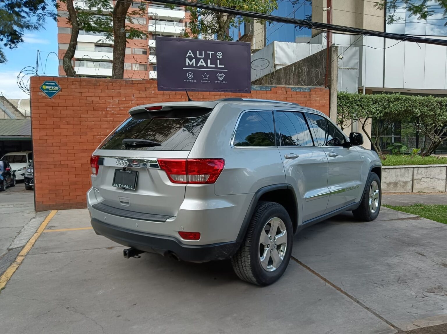 Jeep-Grand-Cherokee-Laredo-2012-505FLG (14)