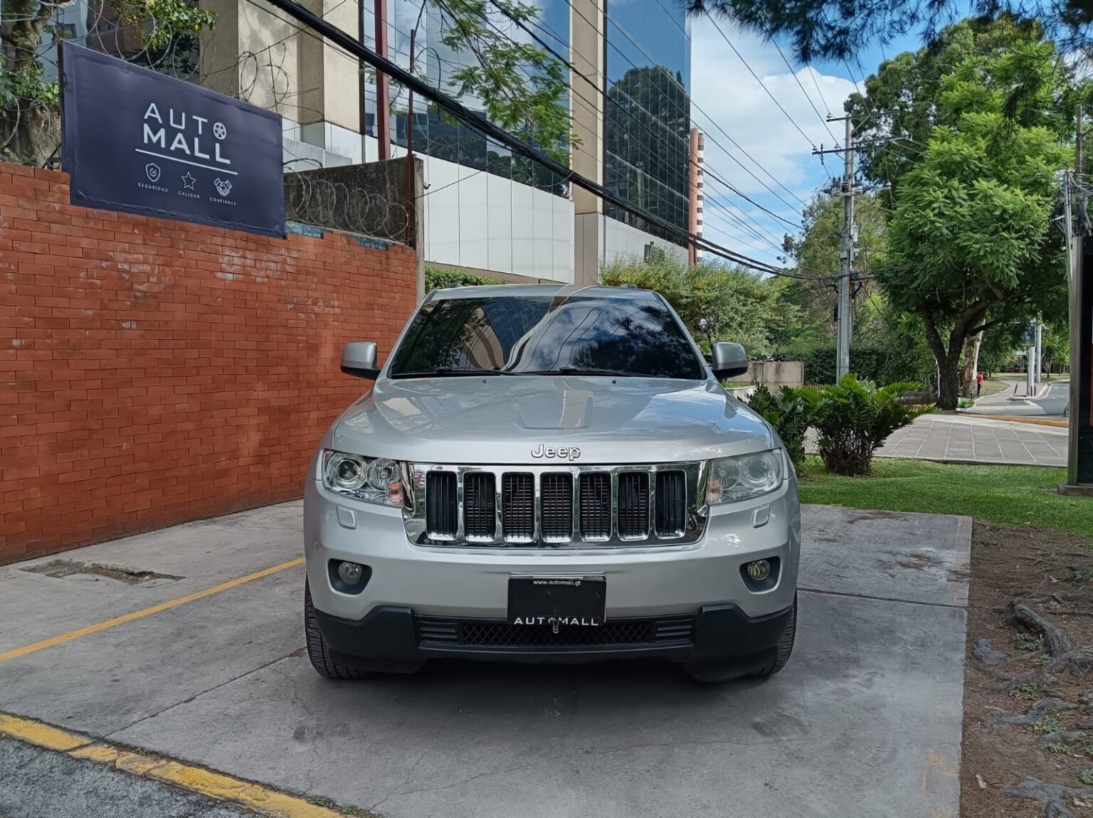 Jeep-Grand-Cherokee-Laredo-2012-505FLG (2)