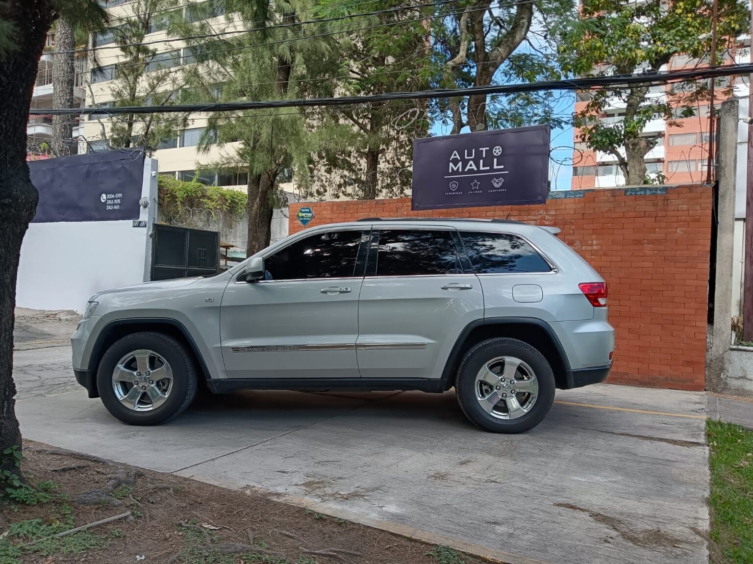 Jeep-Grand-Cherokee-Laredo-2012-505FLG (3)