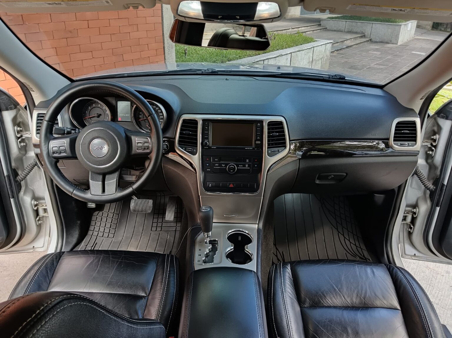 Jeep-Grand-Cherokee-Laredo-2012-505FLG (7)