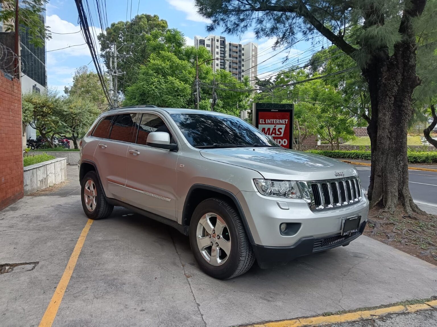 Jeep-Grand-Cherokee-Laredo-2012-505FLG (8)