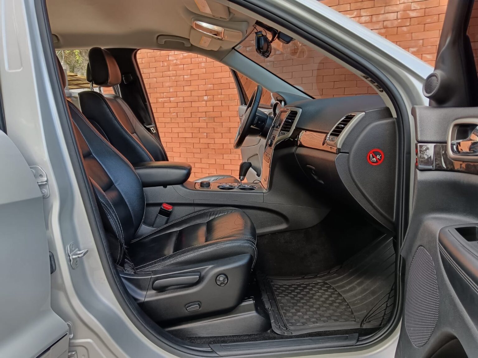 Jeep-Grand-Cherokee-Laredo-2012-505FLG (9)