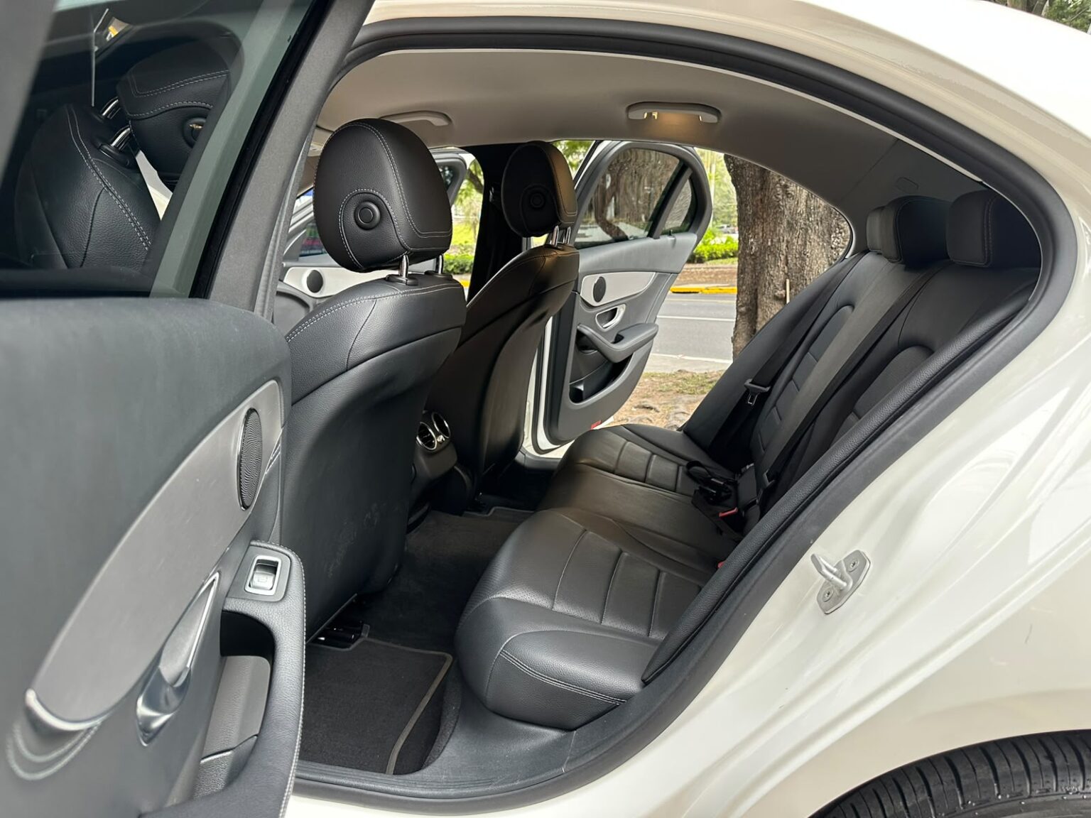 Mercedes-Benz-C180-2016-117GLT (11)