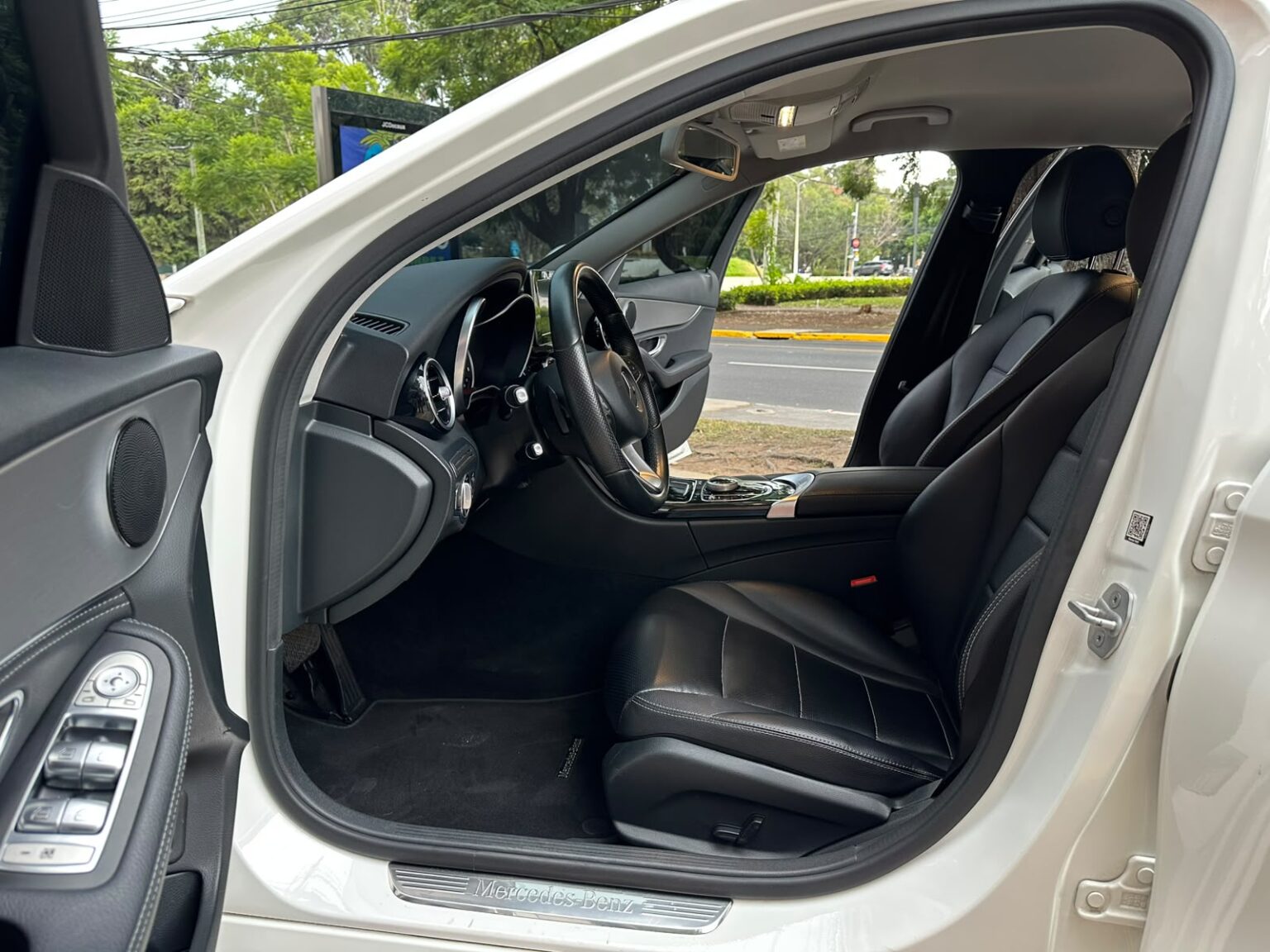Mercedes-Benz-C180-2016-117GLT (12)