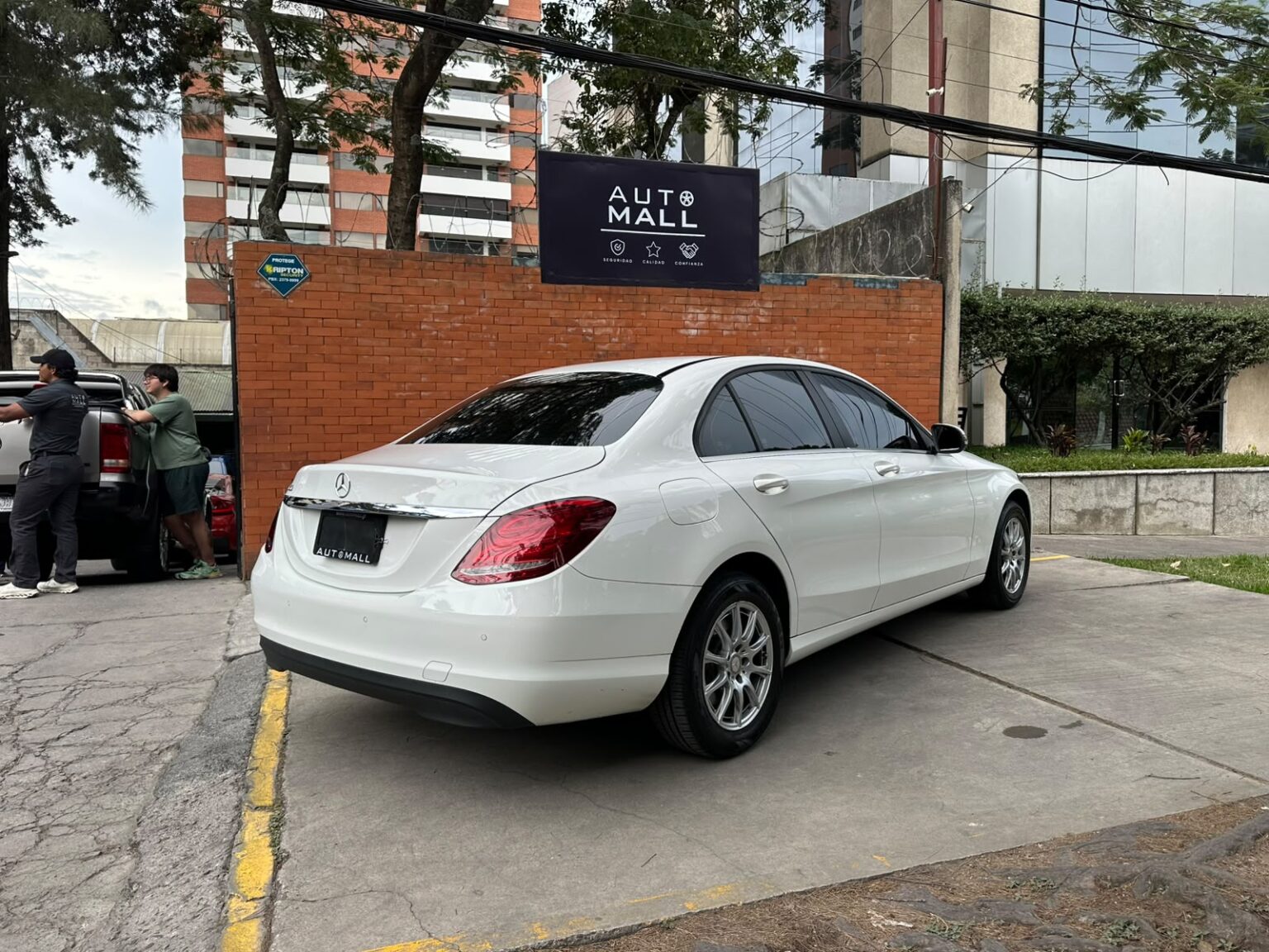 Mercedes-Benz-C180-2016-117GLT (14)