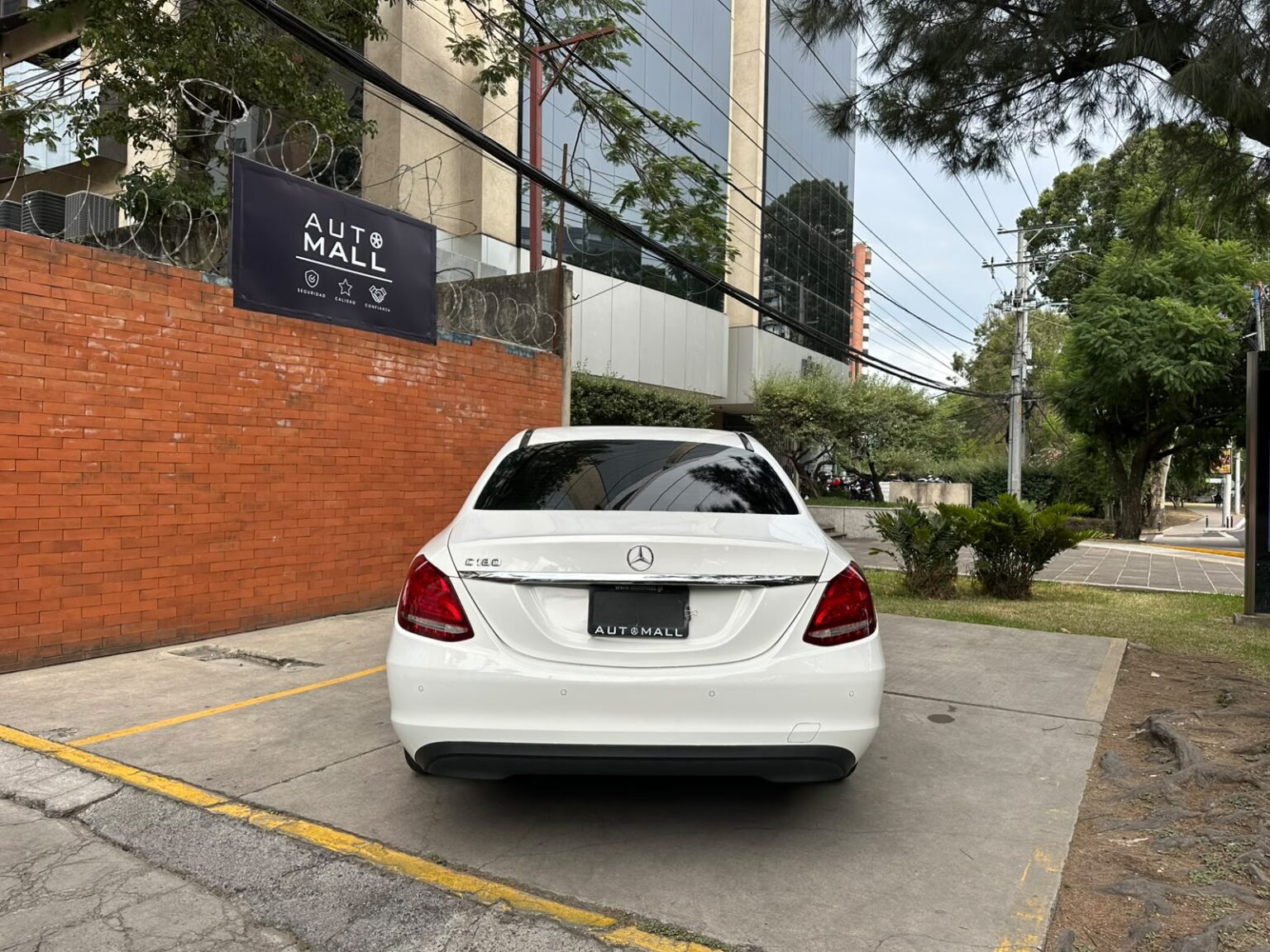 Mercedes-Benz-C180-2016-117GLT (15)