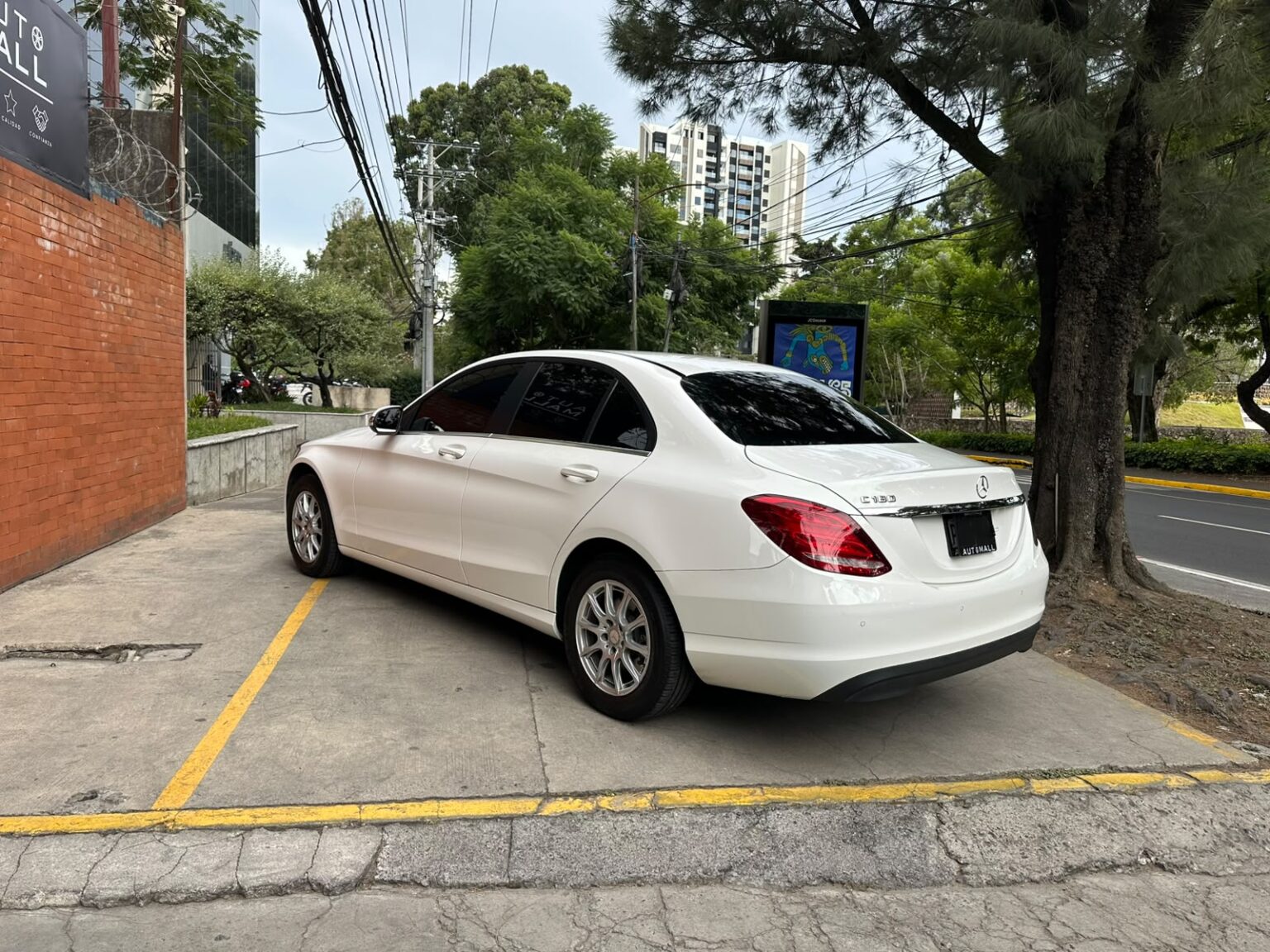 Mercedes-Benz-C180-2016-117GLT (16)