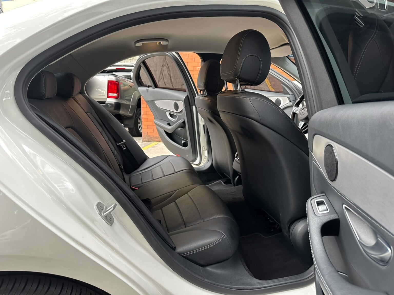Mercedes-Benz-C180-2016-117GLT (8)