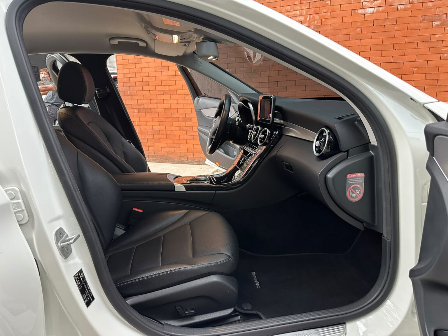 Mercedes-Benz-C180-2016-117GLT (9)