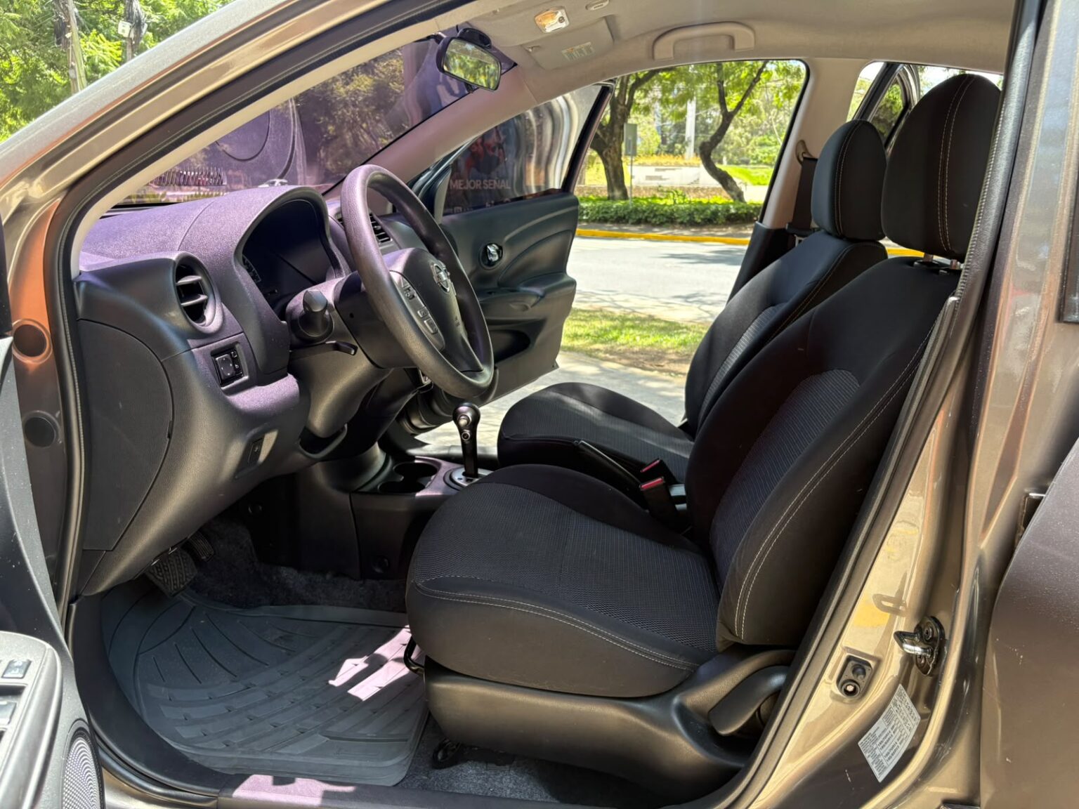 Nissan-Versa-2017-366GQM (15)