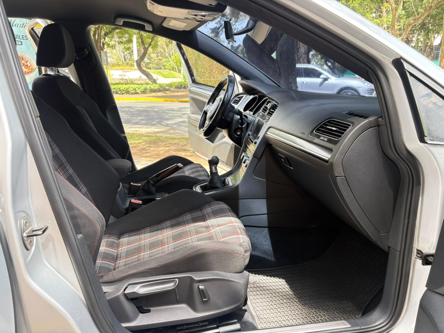 Volkswagen-GTI-s-6M-2016-498JNG (10)