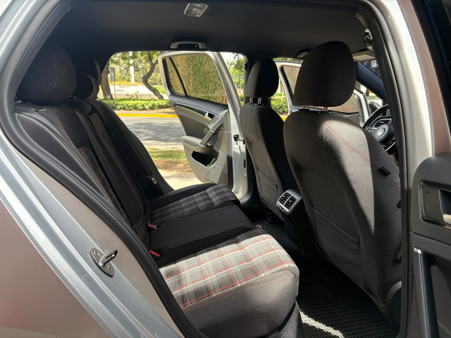 Volkswagen-GTI-s-6M-2016-498JNG (11)