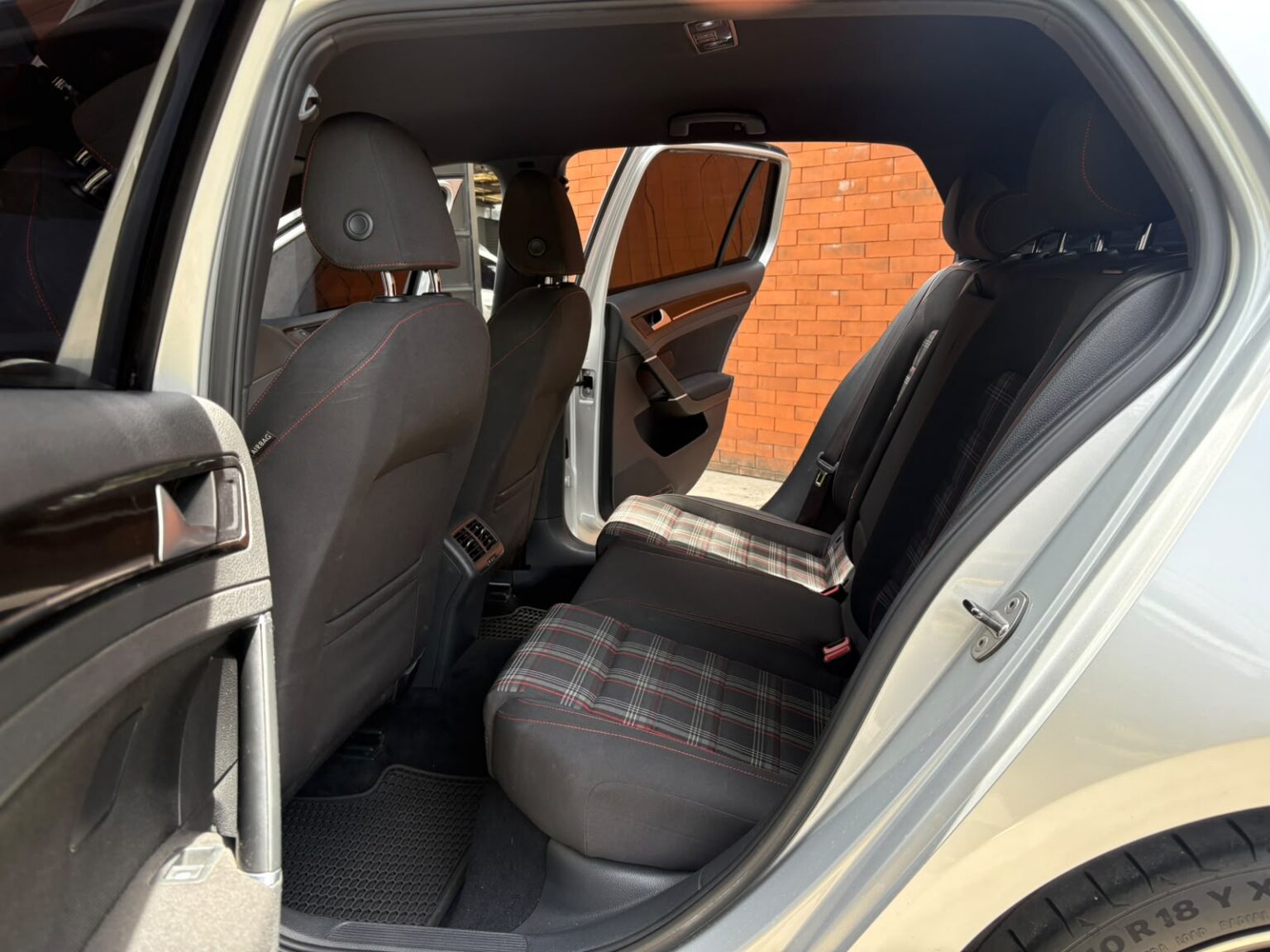 Volkswagen-GTI-s-6M-2016-498JNG (9)