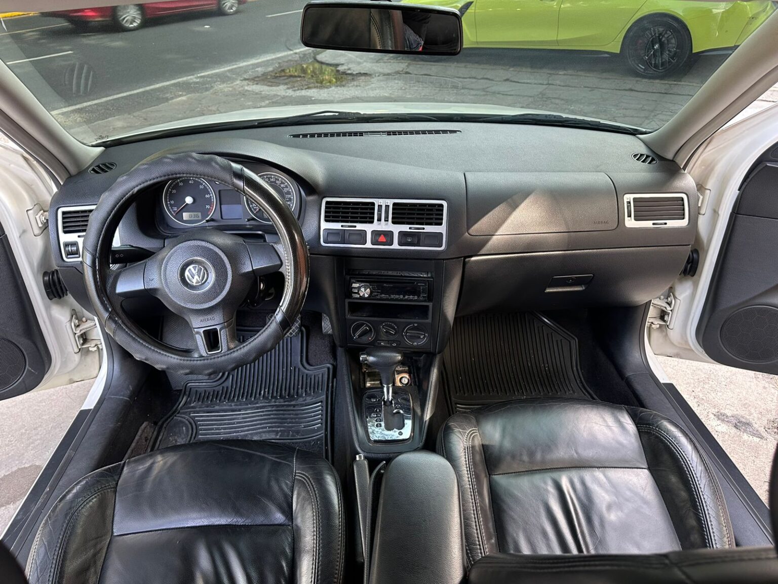 Volkswagen-Jetta-2011-692DZB (4)