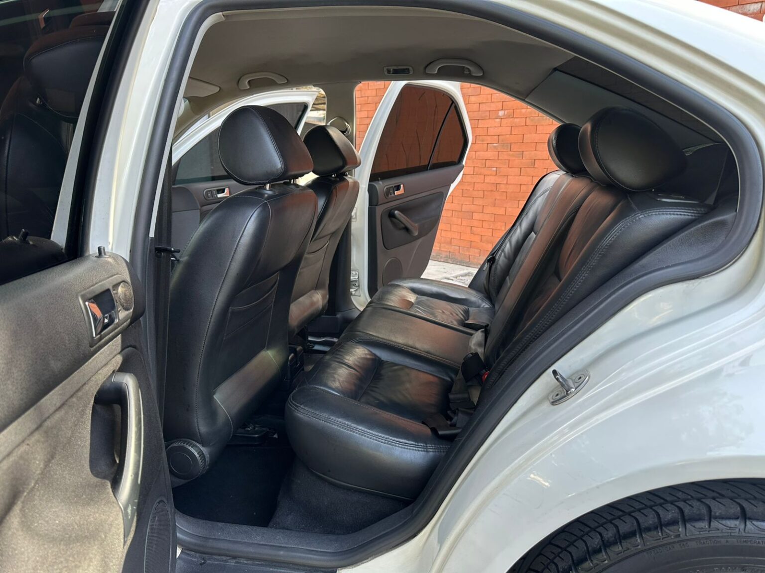 Volkswagen-Jetta-2011-692DZB (5)