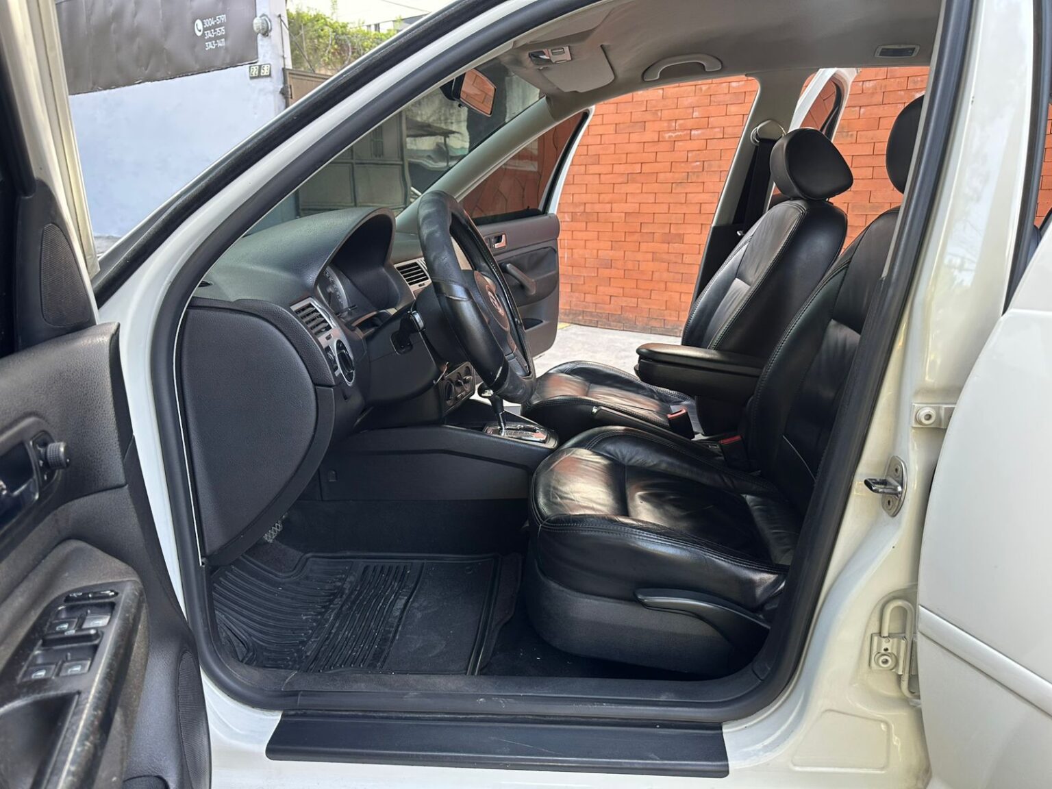 Volkswagen-Jetta-2011-692DZB (7)