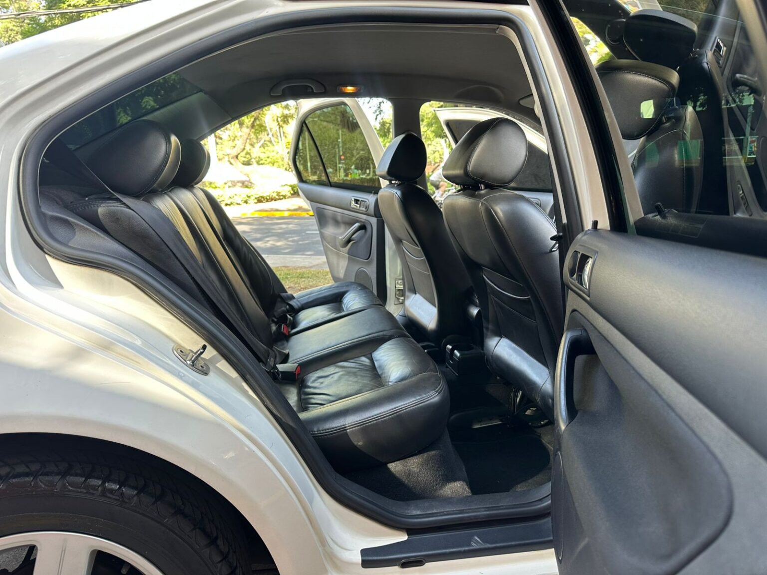 Volkswagen-Jetta-2011-692DZB (8)