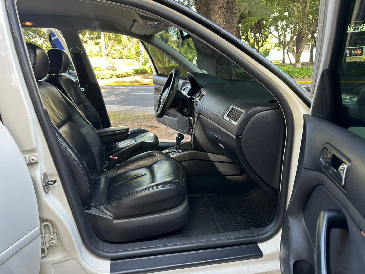 Volkswagen-Jetta-2011-692DZB (9)