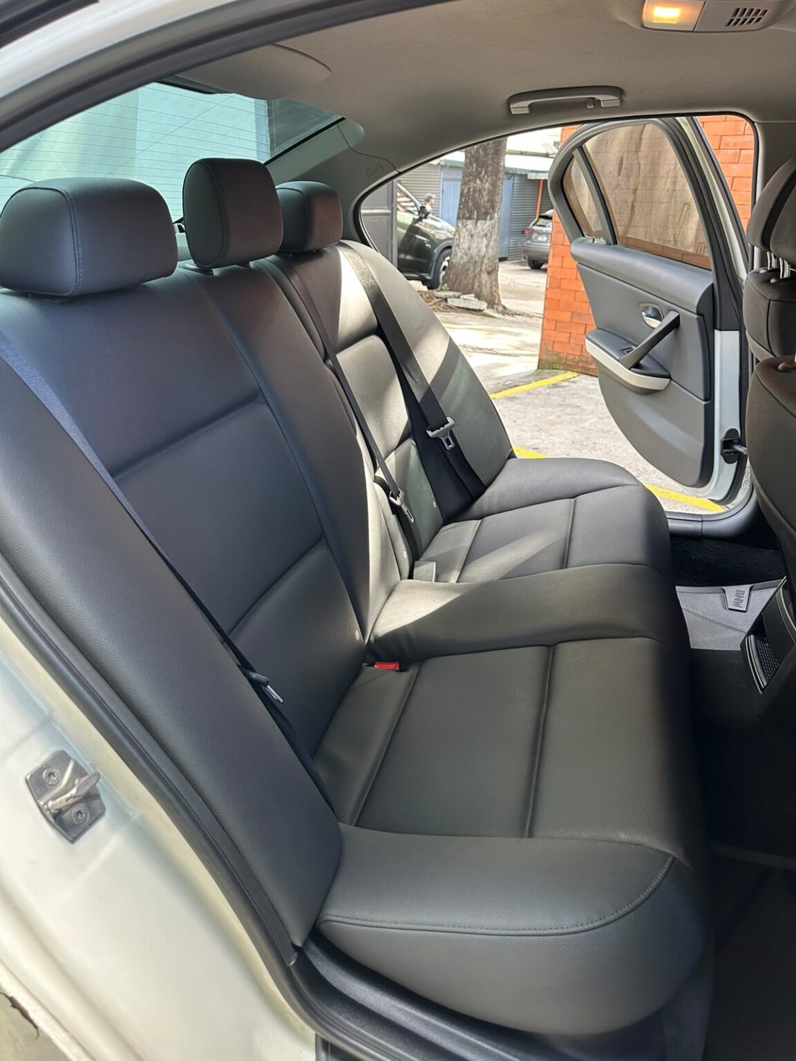 BMW-320i-2011-213DZP (11)