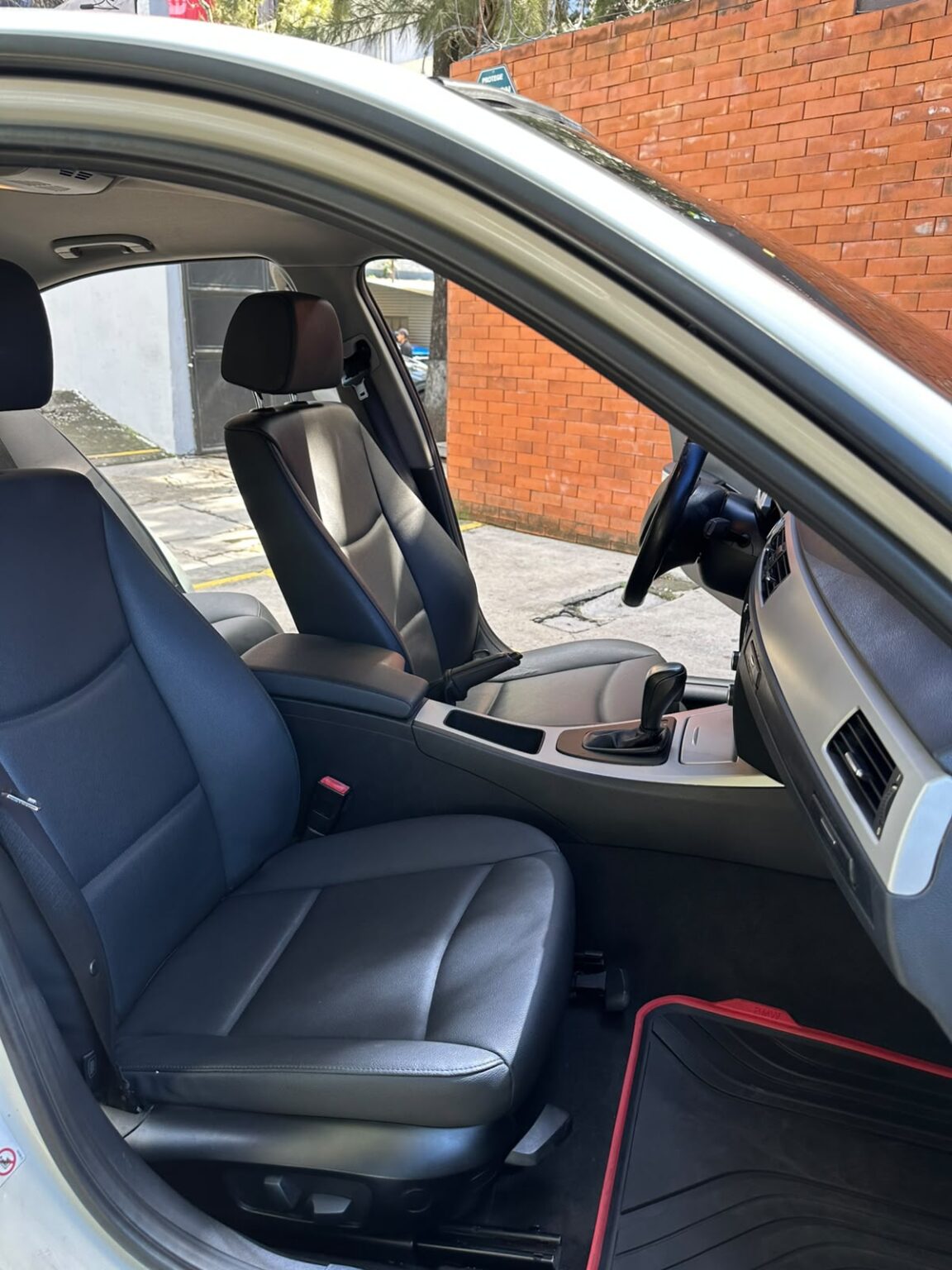 BMW-320i-2011-213DZP (12)