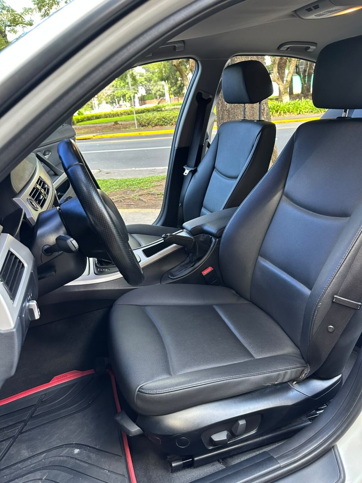 BMW-320i-2011-213DZP (14)