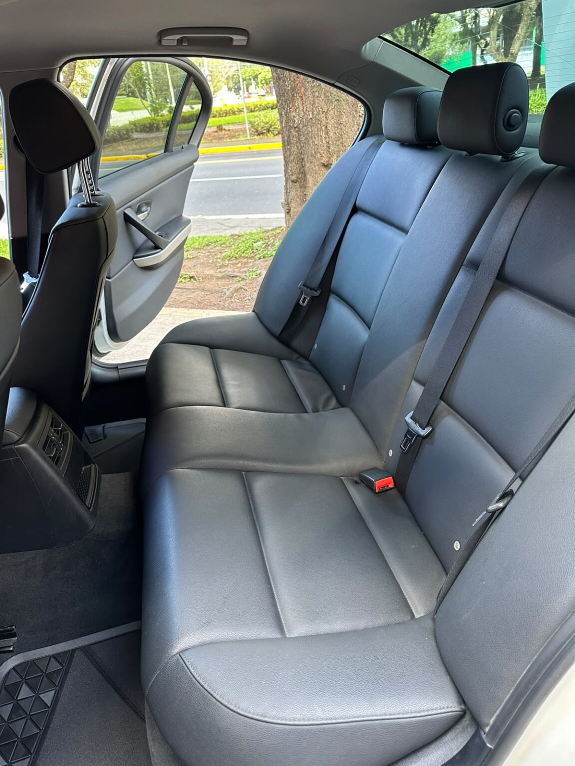 BMW-320i-2011-213DZP (9)