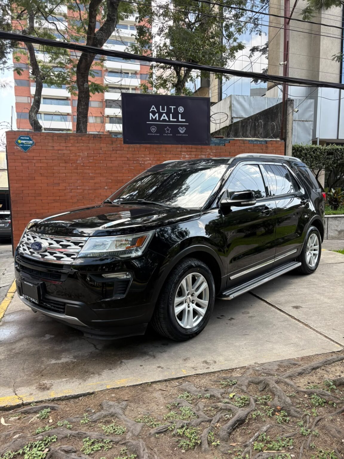Ford-Explorer-XLT-2018-581JNC (1)