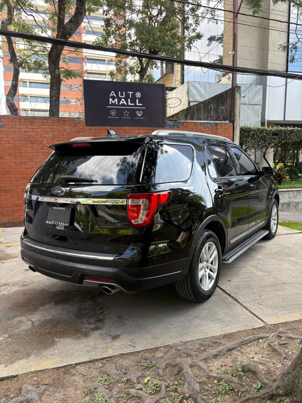 Ford-Explorer-XLT-2018-581JNC (5)