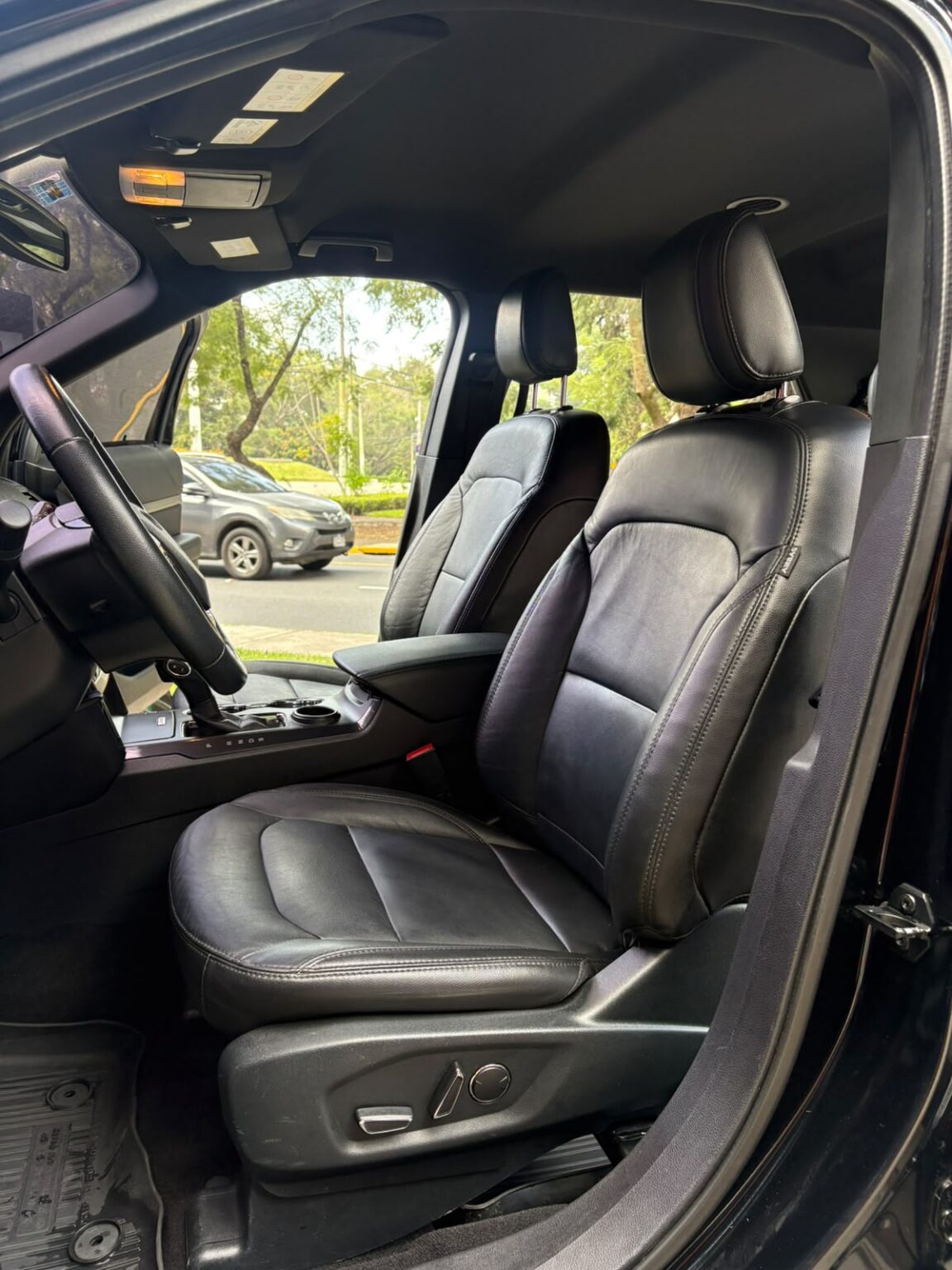 Ford-Explorer-XLT-2018-581JNC (9)