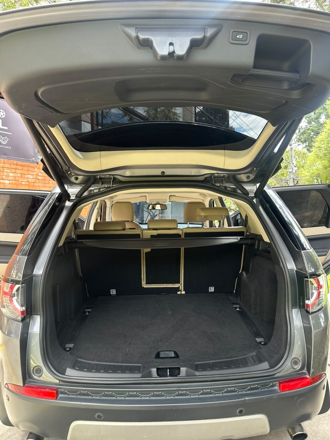 Land-Rover-Discovery-Sport-2017-815GVJ (10)