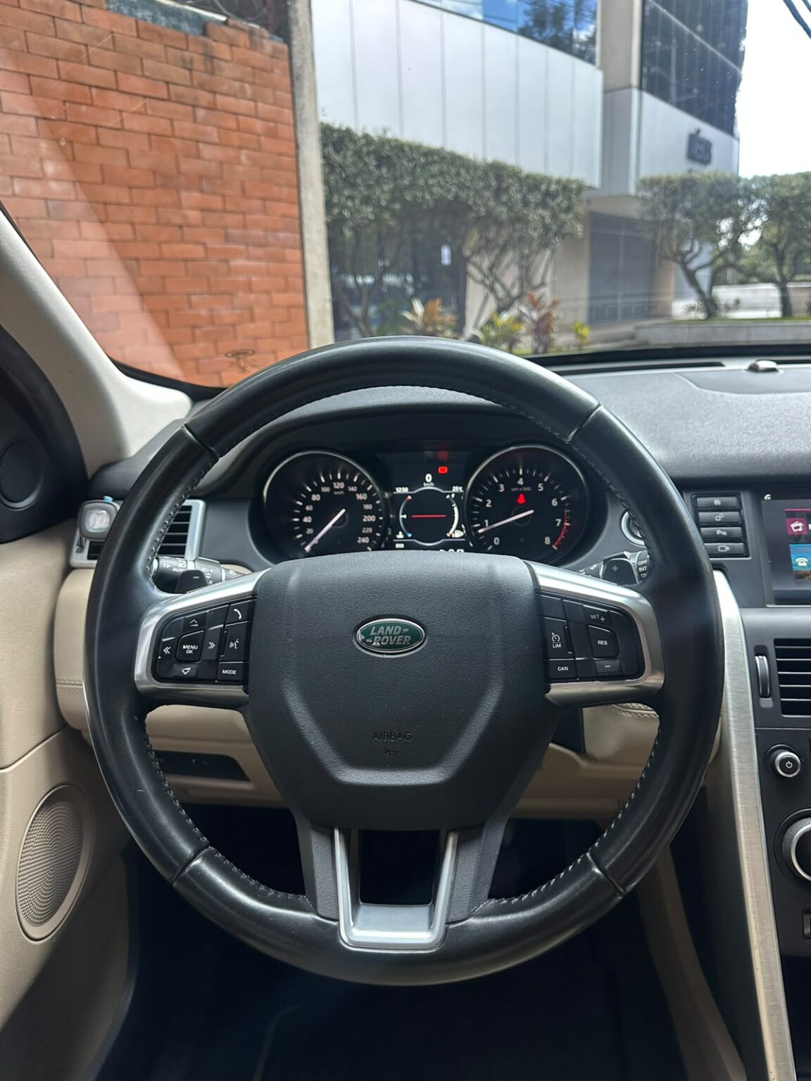 Land-Rover-Discovery-Sport-2017-815GVJ (6)