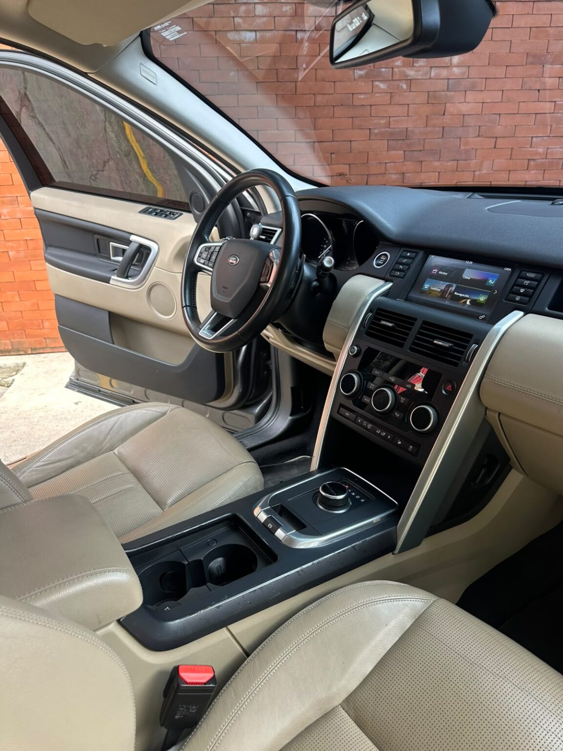 Land-Rover-Discovery-Sport-2017-815GVJ (7)