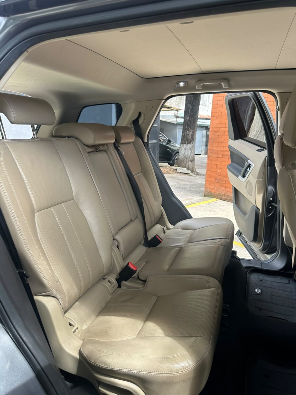 Land-Rover-Discovery-Sport-2017-815GVJ (8)